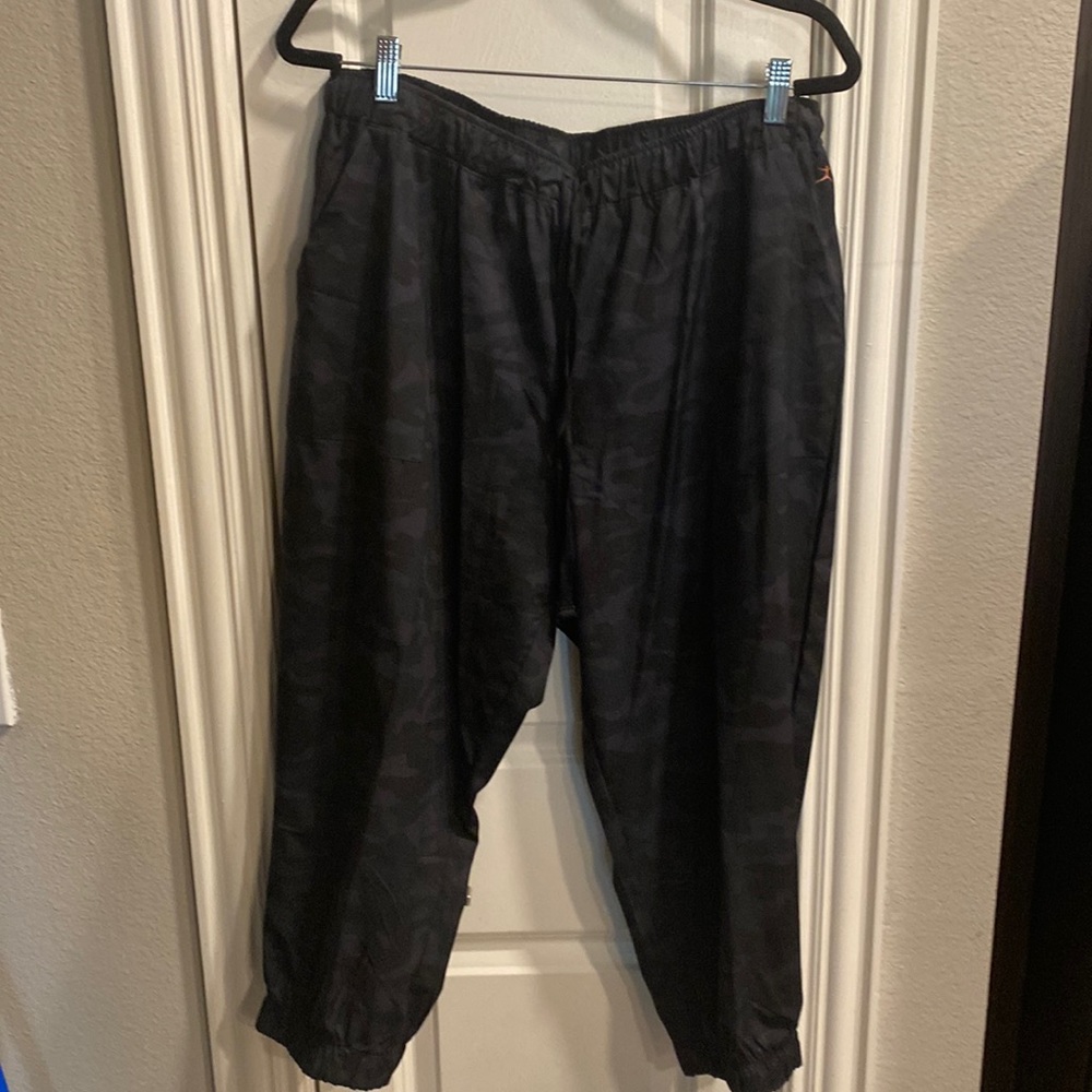 Danskin XL black camo capri joggers